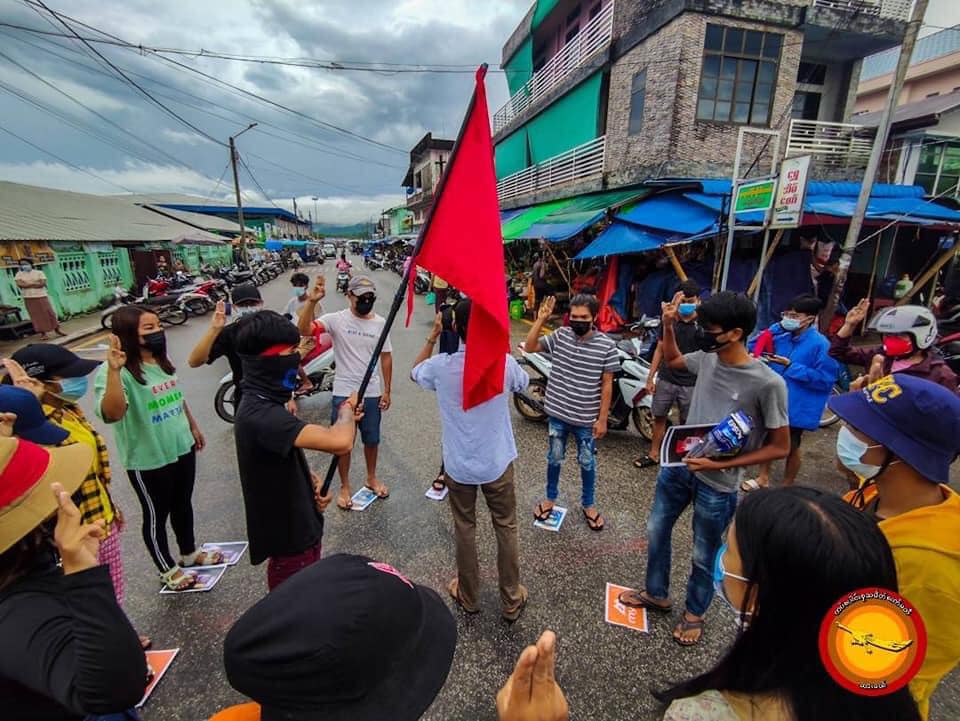 IrrawaddyNews's tweet photo. Protesters from Dawei, the capital of Tanintharyi Region, burned SIM cards from Mytel, the military-run telecom operator, during an anti-regime protest on Thursday and called for a boycott of military-linked products. 

(Photo: DGSC) 
#WhatsHappeningInMyanmar https://t.co/Ae8LYCABDy