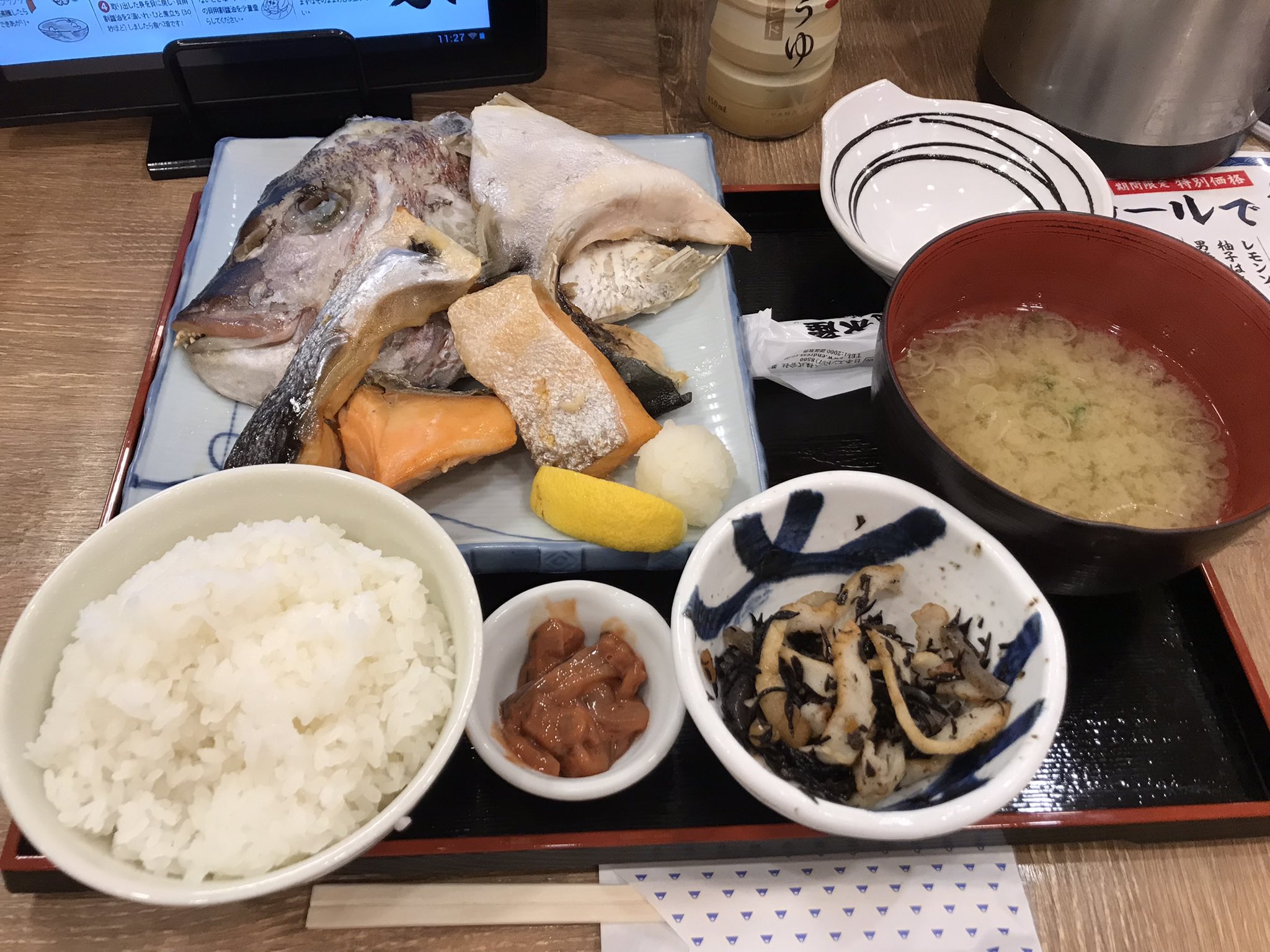 さと 磯丸水産が磯丸水産食堂にリューアルオープン 食堂になったためか 定食メニューが増えた 今日のブランチは数量限定のカマカマ塩焼き定食 鯛 鰤 鮭が山盛り 黙々と何とか食べ切ったけど 持ち帰られたのかな 久しぶりに魚をたくさん食べてお