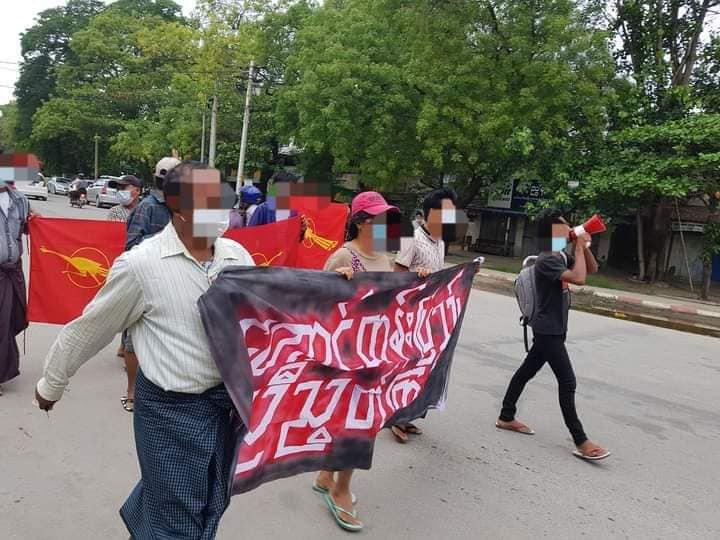 IrrawaddyNews's tweet photo. Local residents and students in Myingyan, Mandalay Region, called for unity among the people of Myanmar in fighting the military dictatorship. 

(Photo: CJ) 
#WhatsHappeningInMyanmar https://t.co/cNhBlvRCOA