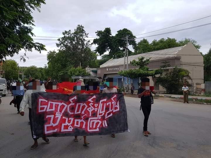 IrrawaddyNews's tweet photo. Local residents and students in Myingyan, Mandalay Region, called for unity among the people of Myanmar in fighting the military dictatorship. 

(Photo: CJ) 
#WhatsHappeningInMyanmar https://t.co/cNhBlvRCOA