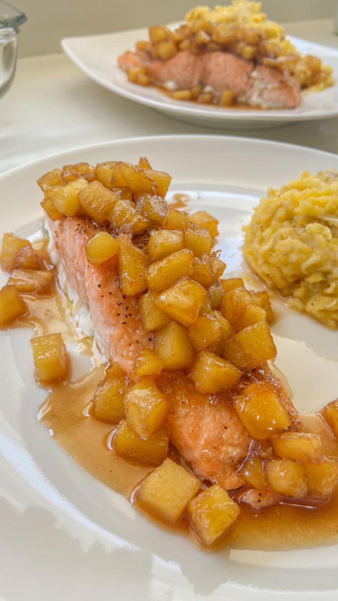 nuestroplato's tweet photo. 🍽Salmón en salsa de piña. https://t.co/g4tfZUwjZ2 https://t.co/HQdLaZe5PY