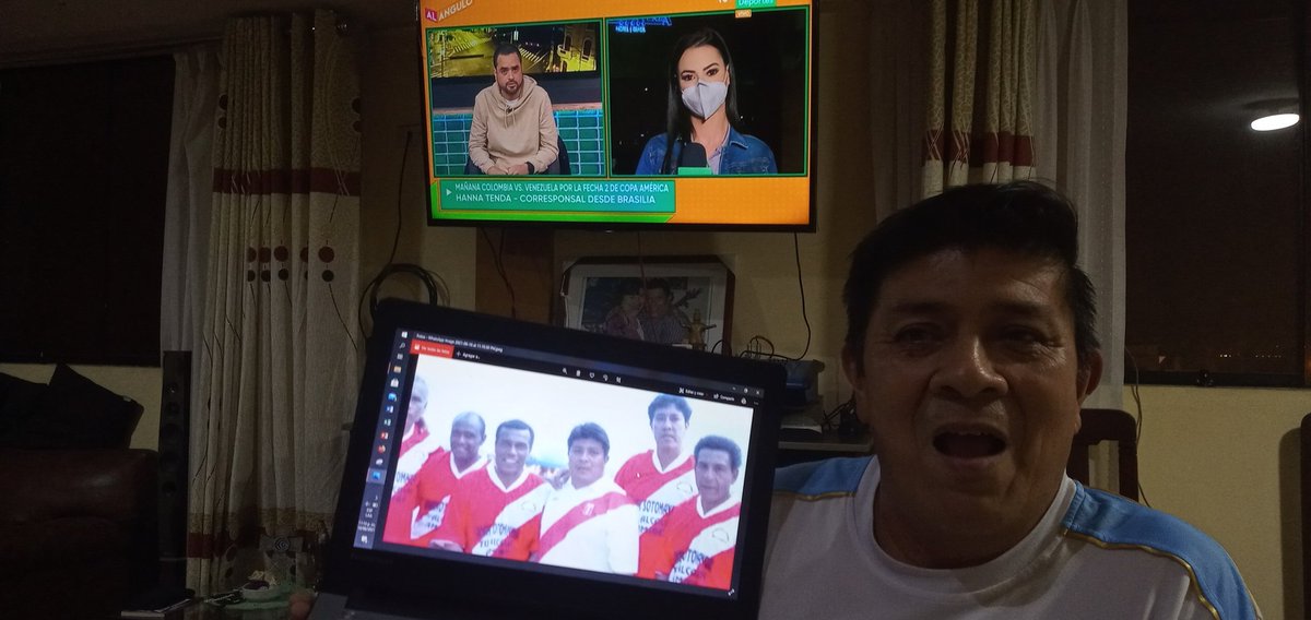 Milagro74979722's tweet photo. @MovistarDeporPe #CamisetaEnAlÁngulo
Mi esposo Luis Reyes fanático de Al Ángulo posando con sus grandes ídolos: Julio César Anton, Teofilo Cubillas, Eduardo Malasquez, Hector Chumpitaz El Capitán de América y Papelito Cáceres. https://t.co/bncIRQ0Aaa