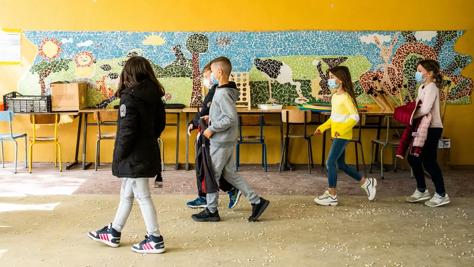 franceinfo's tweet photo. Le port du masque ne sera finalement plus obligatoire dans les cours d'école à partir de jeudi

https://t.co/Zw2LVumKf1 https://t.co/x9yGvh1NFV