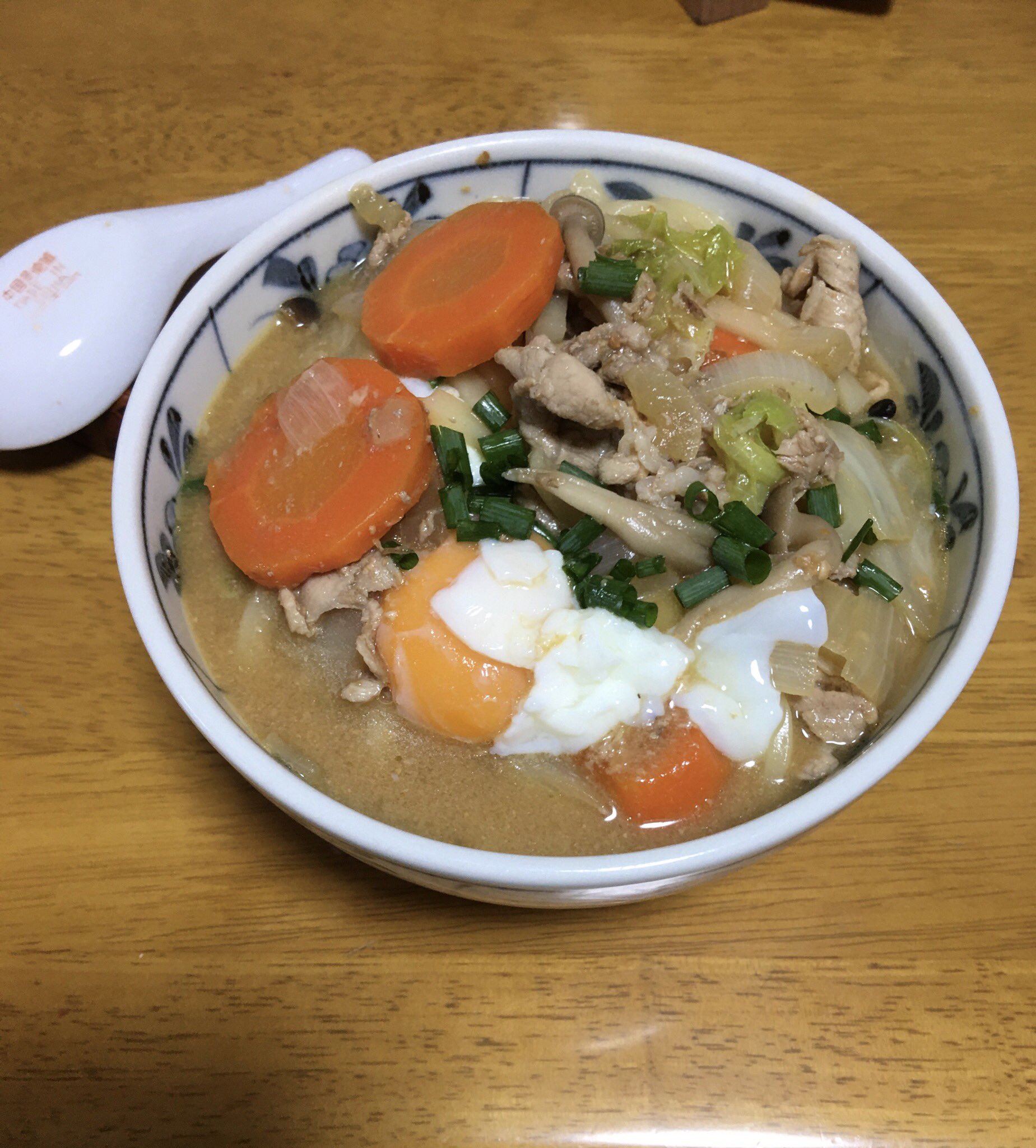 Michael ダイソーロッドとダイソーメタルジグのジグサビキで釣った小鯖の味噌煮の残り汁で味噌煮込みうどん ㅅ 牛乳でコクを出して蕎麦つゆで味を整えてました 仕上げに温泉卵と小鯖の醬油煮をトッピング 100均アウトドア ダイソー釣具