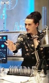 cloneposter's tweet photo. Lena may be #superpoor but she’s not dressing the part
#Supercorp https://t.co/M0gmIiNZzc