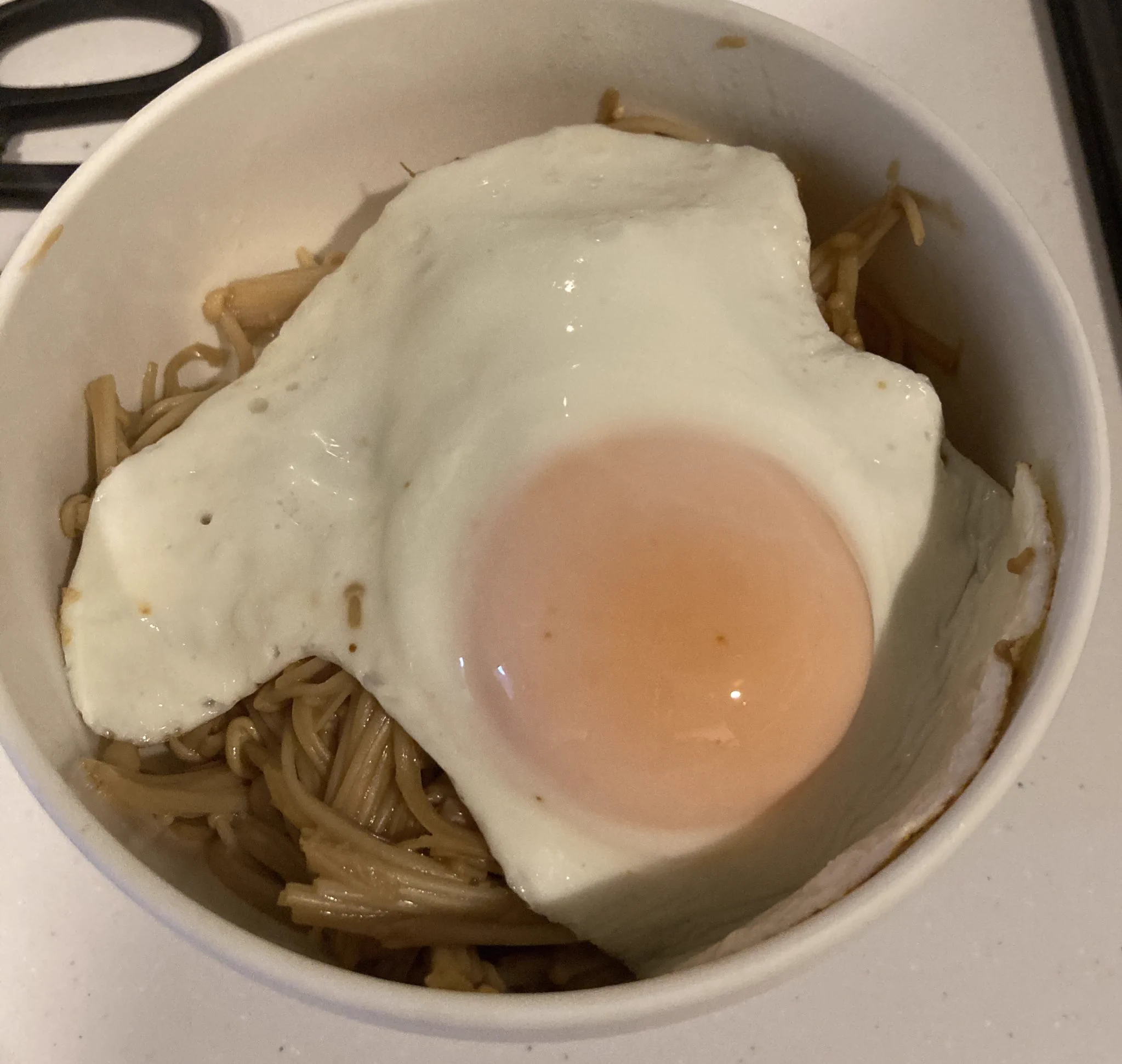 こちらをお昼にフライパンで作って目玉焼き乗せにした！美味しいしお腹いっぱい！でもきのこだから罪悪感すくない💕  