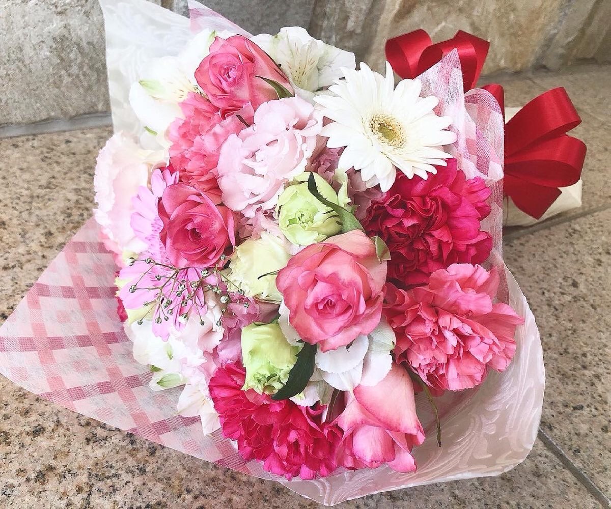 hanaman1111's tweet photo. 女性用の赤ピンク系でまとめた花束です💐
最近すごく暑いですね💦
熱中症にも気をつけましょつ👍
 #花束  #バラ  #トルコキキョウ  #ガーベラ  #アルストロメリア  #カーネーション   #山形県  #新庄市  #お花屋さん  #フラワーアレンジメント https://t.co/4vrV1sprpK