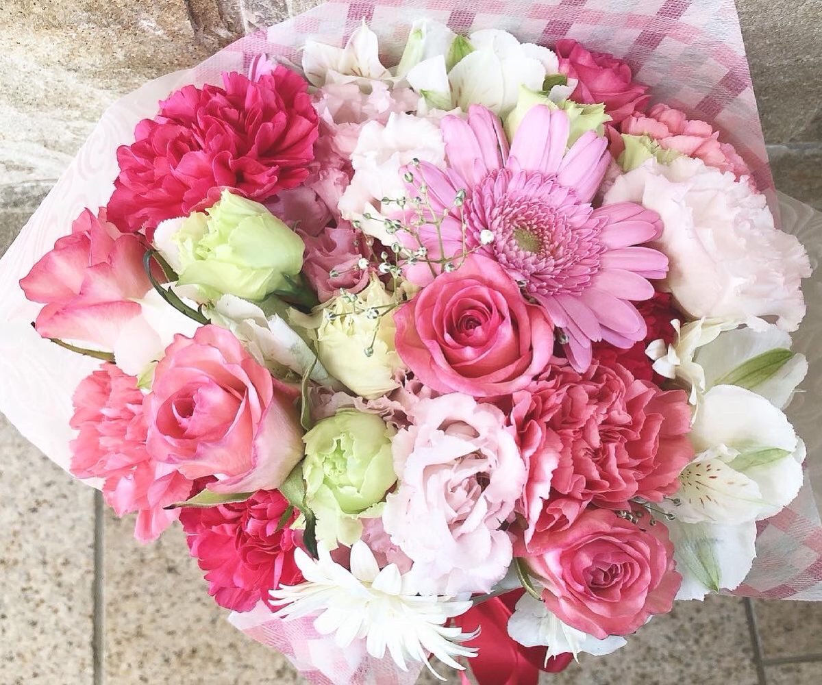 hanaman1111's tweet photo. 女性用の赤ピンク系でまとめた花束です💐
最近すごく暑いですね💦
熱中症にも気をつけましょつ👍
 #花束  #バラ  #トルコキキョウ  #ガーベラ  #アルストロメリア  #カーネーション   #山形県  #新庄市  #お花屋さん  #フラワーアレンジメント https://t.co/4vrV1sprpK