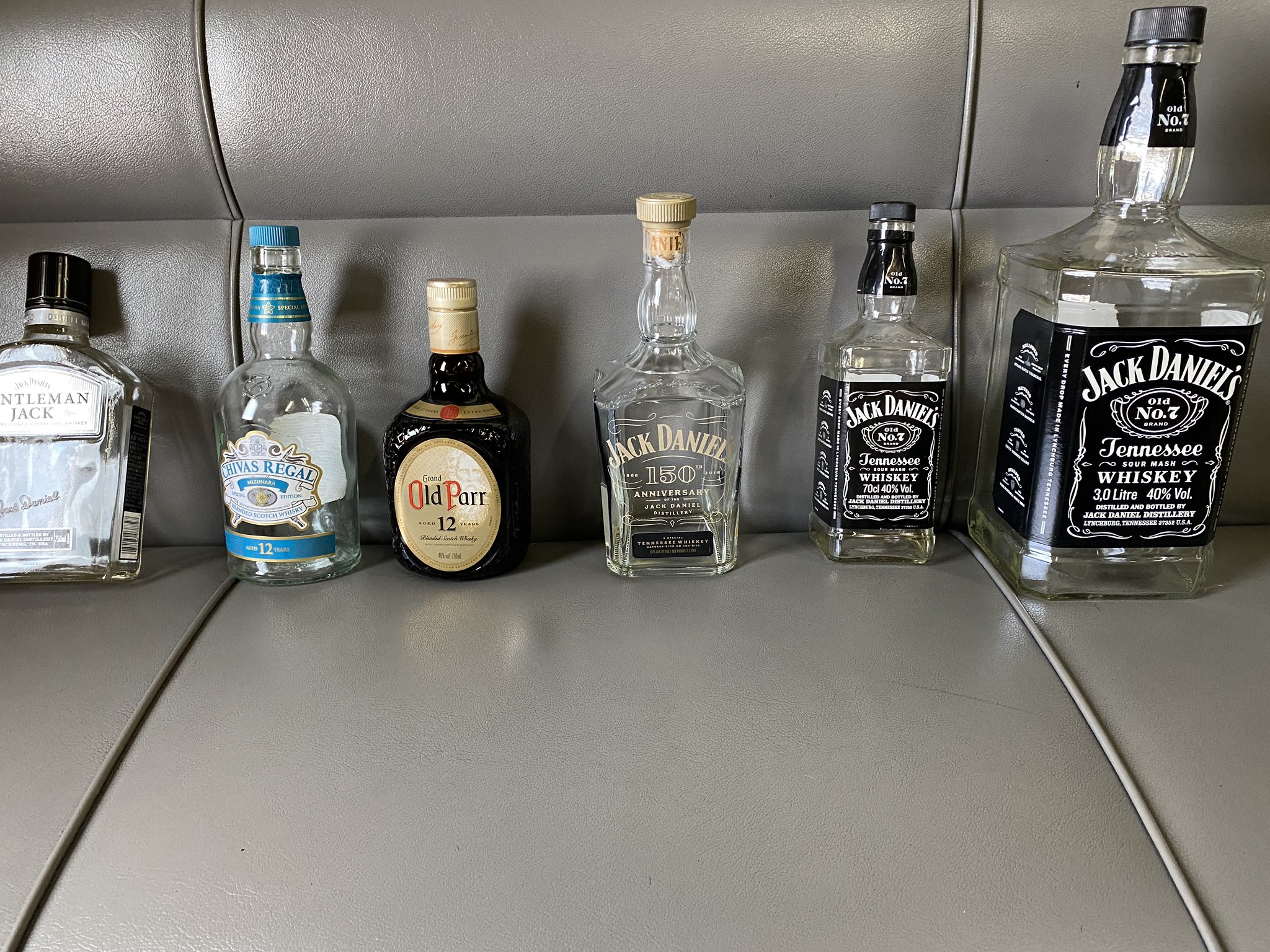 تويتر ななくろ على تويتر お店に飾ってるバーボンやウイスキーの空き瓶に色水入れて琥珀色にしたい 劣化や腐敗しない良いものないかな バーボン ウイスキー ジャックダニエル シーバスリーガル ミズナラ メーカーズマーク Jackdaniel オールドパー