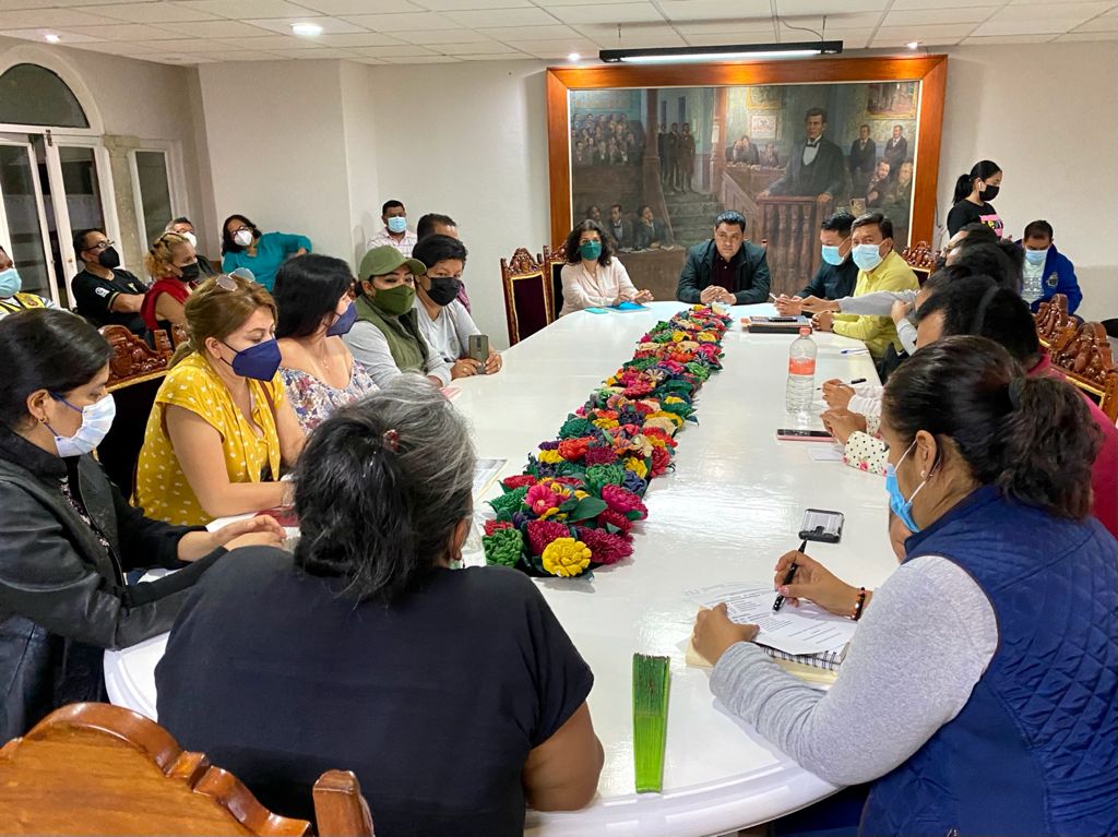 antoniogaspar42's tweet photo. Gobernar #Chilpancingo ha sido una hermosa experiencia y mi mayor reto es atender la demanda de tres mil trabajadores.

Mi compromiso con todos los trabajadores del Ayuntamiento es hacer lo que la ley permita. Esta noche tomé nota y escuché sus demandas laborales. https://t.co/aZaYM3SnSk