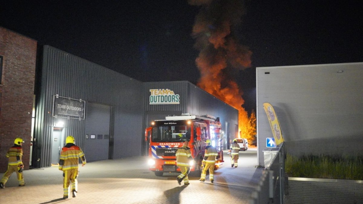 Treinverkeer stilgelegd vanwege grote brand bij buitensportwinkel in Wijchen..