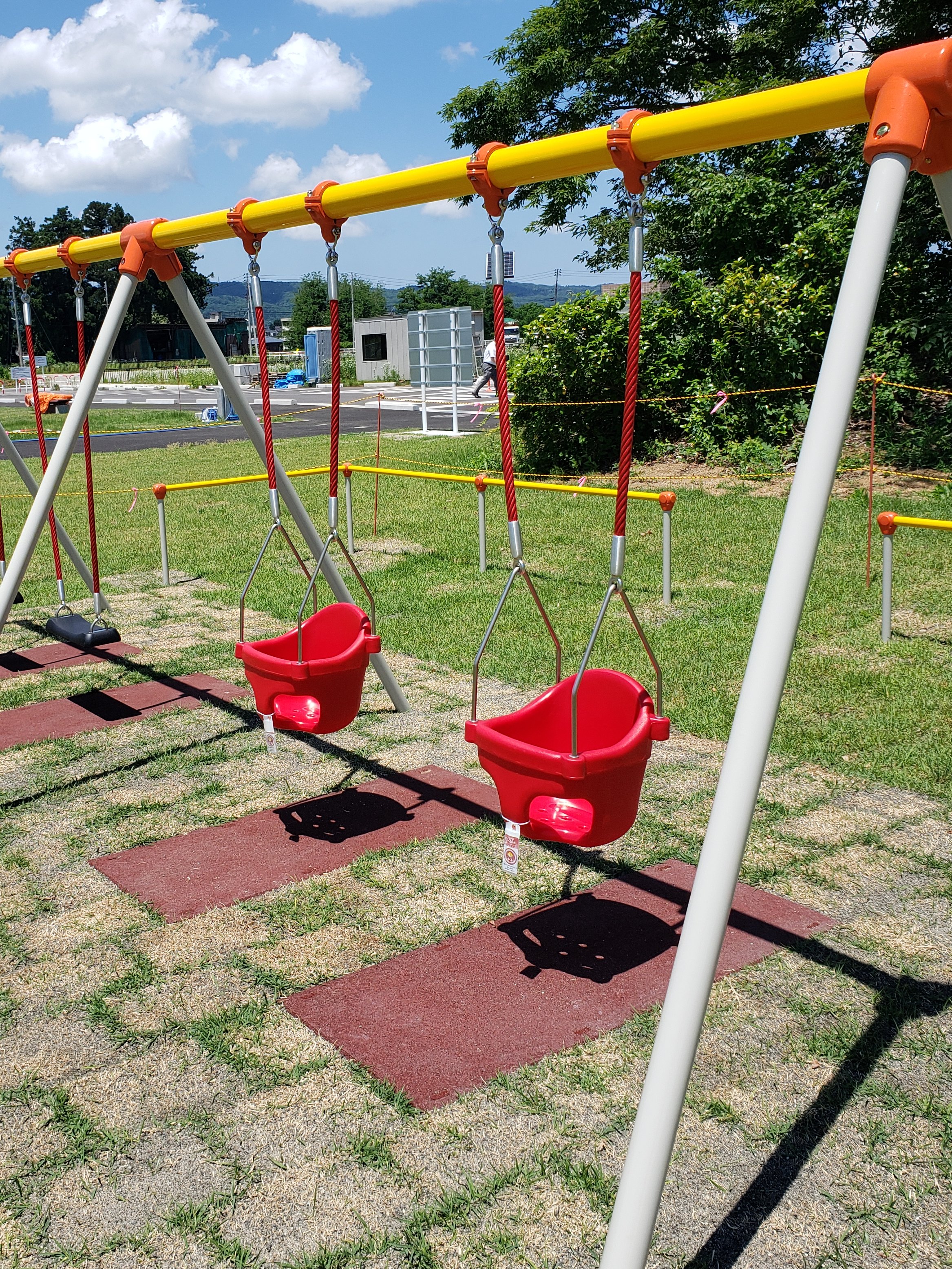 小千谷市建設課 防災公園 担当者こだわりの 小さいお子さんを安心して遊ばせられる遊具がコチラ このおむつ型ブランコは 小さいお子さんが手を放しても落ちないようになっており 逆に一人で乗れないような高さに設置されています 小千谷 公園