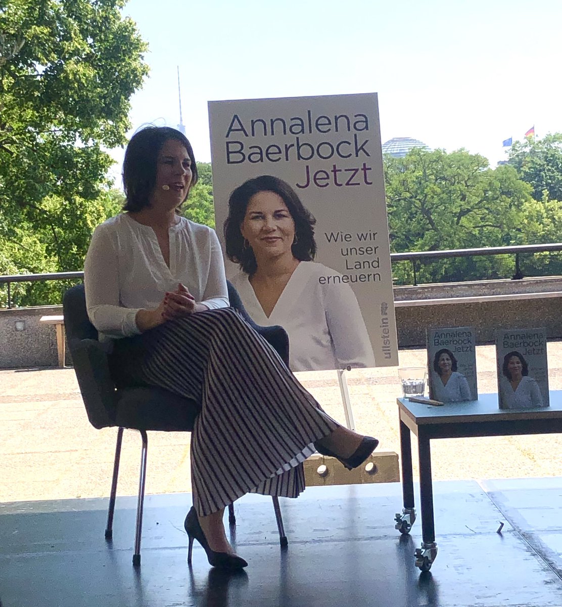 VGleitsmann's tweet image. endlich mal wieder analoge Termine - heute bei der Buchpräsentation von #annalenabaerbock #jetzt #berlin