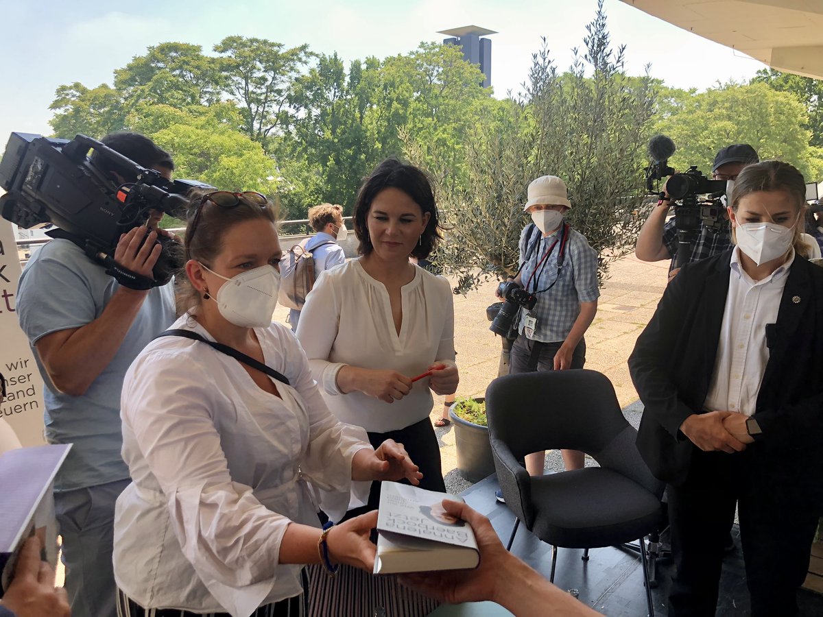 VGleitsmann's tweet image. endlich mal wieder analoge Termine - heute bei der Buchpräsentation von #annalenabaerbock #jetzt #berlin