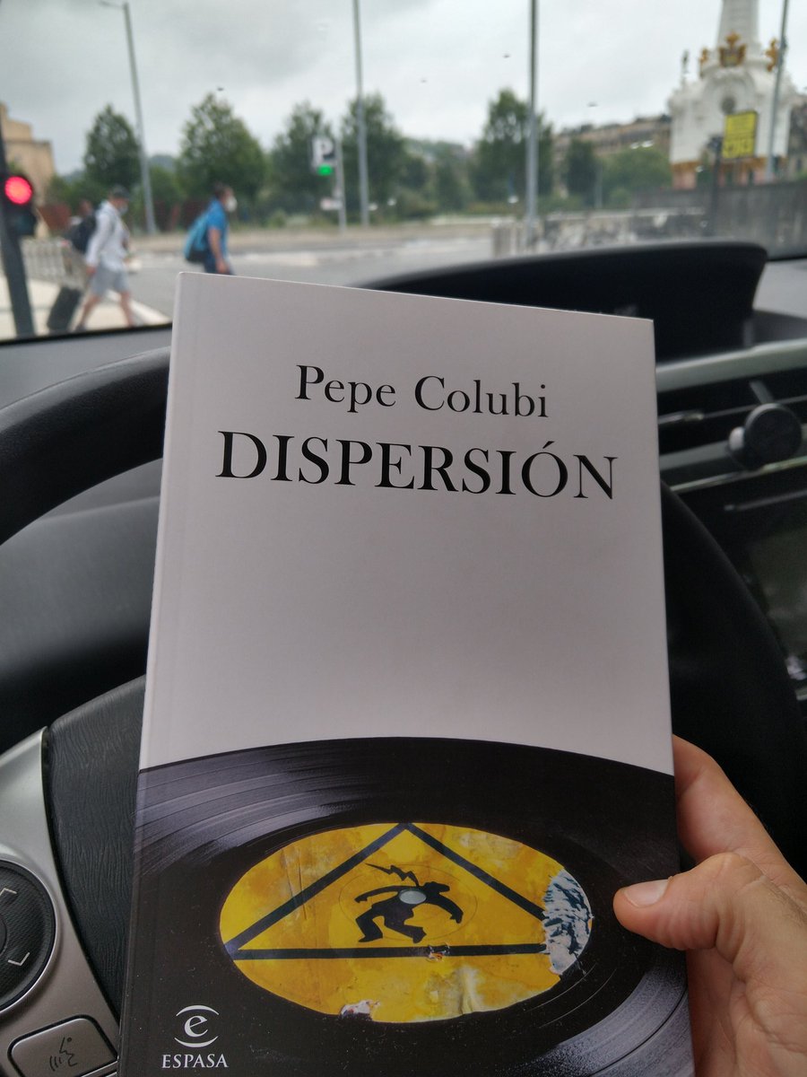 Aguilillamondra's tweet photo. Bueno, pues voy a ver si empiezo #dispersion de @pepecolubi. Regalazo de @nubeveloz. Si me echo la mitad de risas que con #california83 y #chorromoco91 ya estaré contento. https://t.co/Knya8Od5Nz