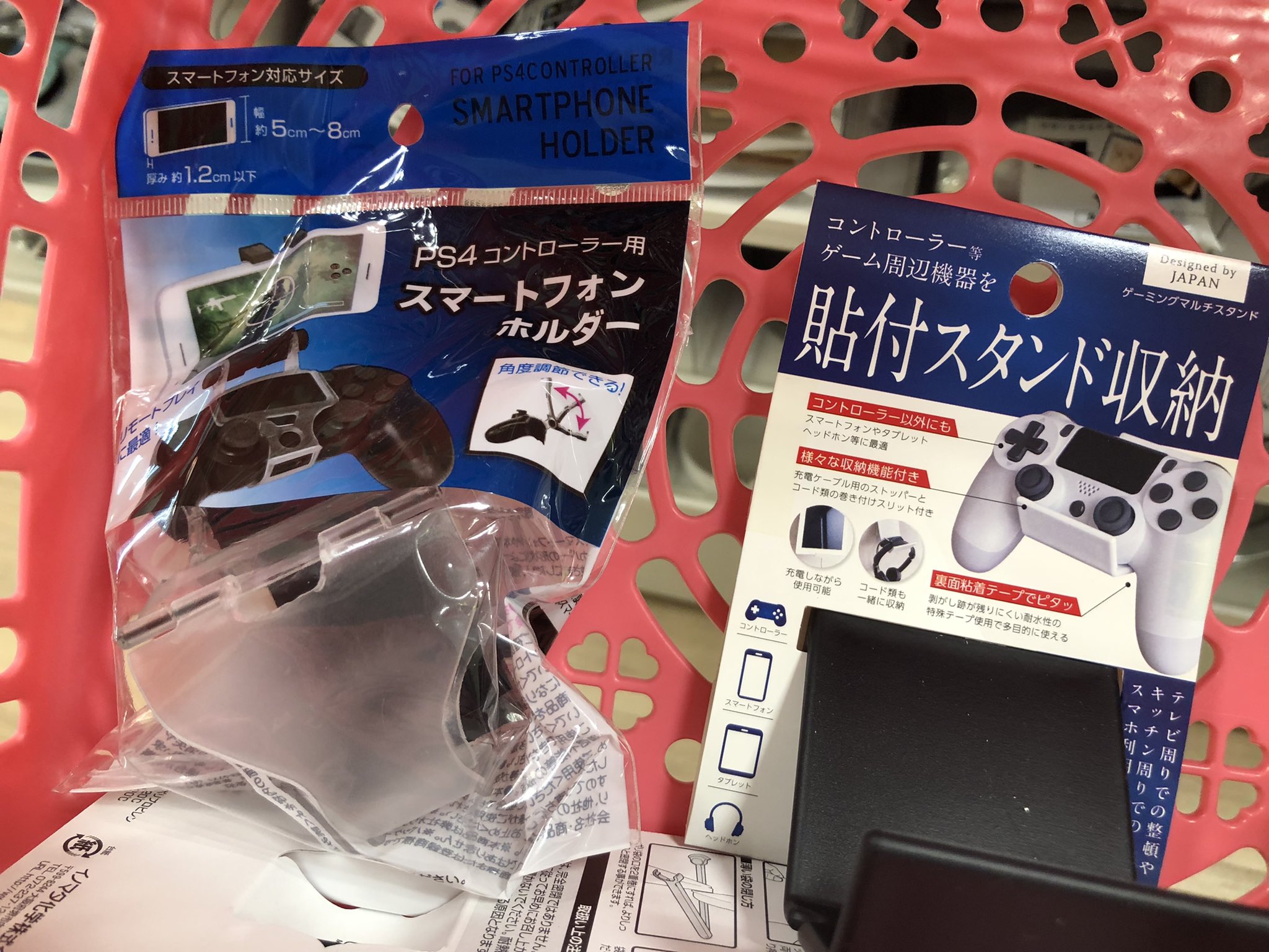 ンモーp 最近はこんなものまで100均で買えてしまうのか Ps4コンスマホホルダーと壁面用スタンド T Co 9niq9wudyd Twitter