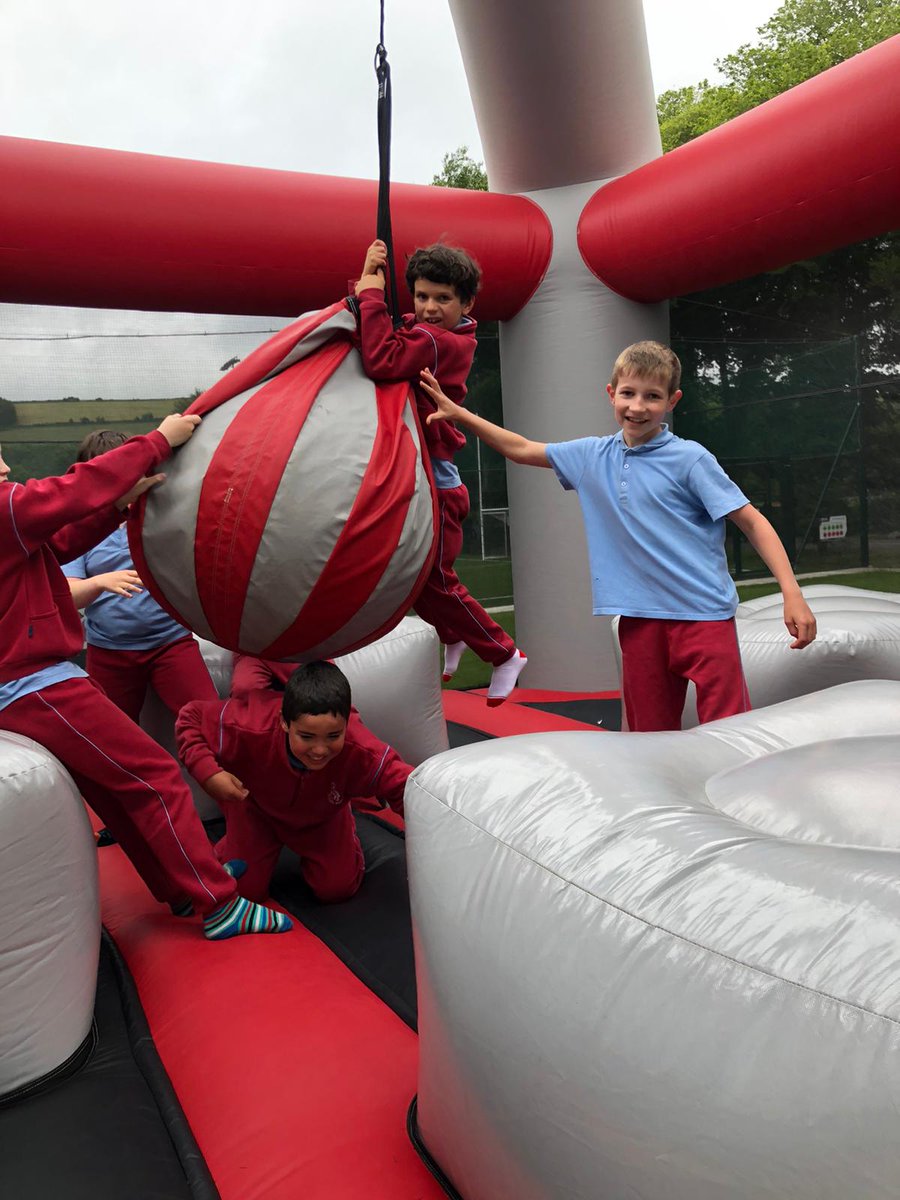 scoileoinboys's tweet photo. .@scoileoinboys #4thClass and #3rdClasses had a whale of a time enjoying the inflatables provided by @Just4FunCamp during the week. 
Míle buíochas to @BallincolligGAA for kindly allowing us to use the pitch #fun #friends (3) https://t.co/qdlQVljzUF