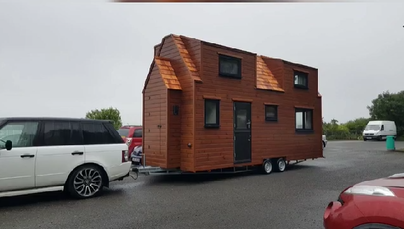 TINY HOUSE! Kathleen is raffling her tiny house! 5% of the proceeds going to @PennyDinnersCor and @SimonCommunity See: https://t.co/T1CsIiVo7n https://t.co/1LsQ6Ycaj1