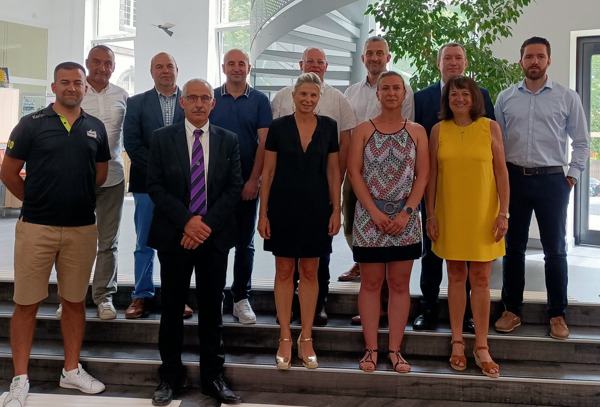 Clermont School of Business (@clermont_sb) on Twitter photo 🎉5 clubs et leurs représentants rejoignent aujourd'hui l’aventure de la filière #PassionSport aux côtés de <a href="/FrRoudier/">Françoise ROUDIER</a> et <a href="/annepats63/">Anne Pats</a>, responsable de la filière : <a href="/usonneversrugby/">USON NEVERS RUGBY</a>, R3CA Cournon, Les Sangliers Arvernes, US Issoire Rugby et HBCAM63 ! Welcome 👍 🎉5 clubs et leurs représentants rejoignent aujourd'hui l’aventure de la filière #PassionSport aux côtés de <a href="/FrRoudier/">Françoise ROUDIER</a> et <a href="/annepats63/">Anne Pats</a>, responsable de la filière : <a href="/usonneversrugby/">USON NEVERS RUGBY</a>, R3CA Cournon, Les Sangliers Arvernes, US Issoire Rugby et HBCAM63 ! Welcome 👍
