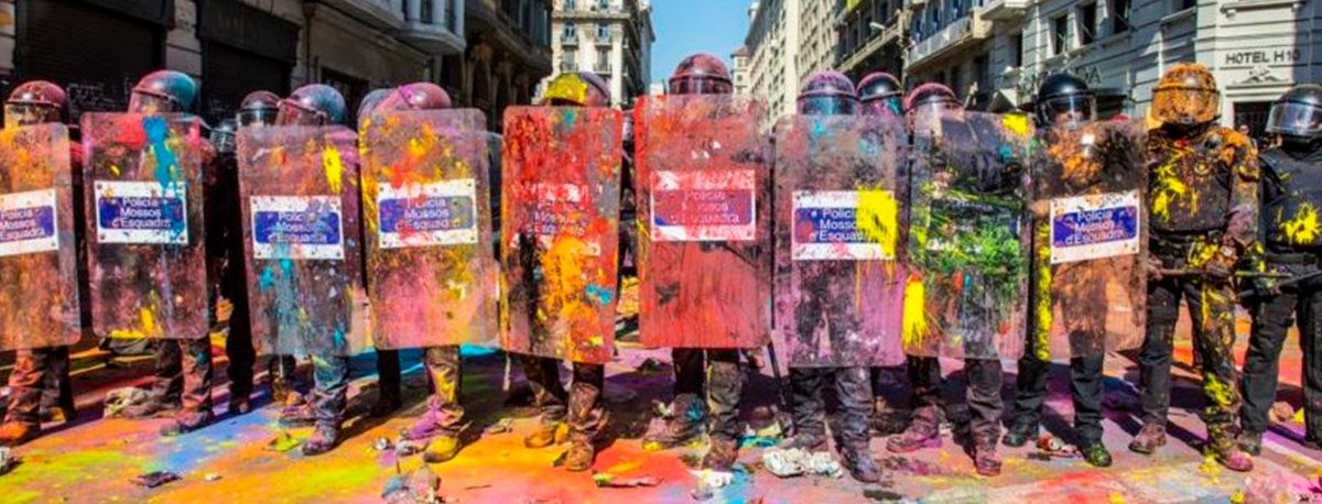 🔎Mentides made in <a href="/mossos/">Mossos</a> i <a href="/gencat/">Generalitat de Catalunya</a> :

Sentència <a href="/MarcelVR1/">Marcel Vivet Regalón</a> :...fue aprovechado por el Sr. Vivet para golpear con el palo al agente 18784 en su antebrazo derecho”

Acusació <a href="/Adria_absolucio/">#AdriàAbsolució</a> : “golpeó con un palo de bandera en la muñeca derecha del agente 18784”

#MilUrquinaones