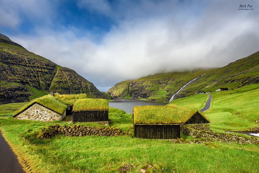 ArchitectureTud's tweet photo. Hobbit-Like Scandinavian Houses With Green Roofs:

Hofskirkja, Iceland 🇮🇸 
Renndølsetra, Norway 🇳🇴 
Saksun Village, Faroe islands🇫🇴 https://t.co/GxkeRqrSNX