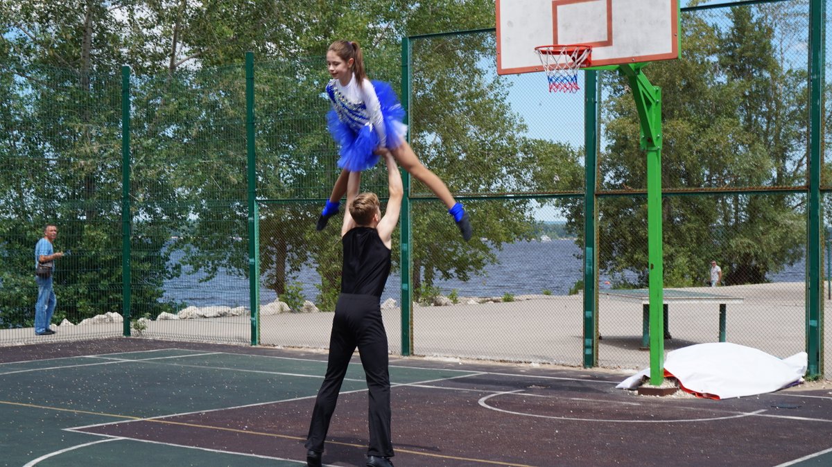 AdmSamRna's tweet photo. Районные соревнования #ЛетоСФутбольнымМячом завершены. Глава района @rradyukov, директор @gym3sam_ru Светлана Ильина и региональный координатор фед.проекта "Детский Спорт" Роман Балтер наградили участников и победителей. Ребята школы №15 вышли в следующий этап. Поздравляем! https://t.co/Wk2MwA7z51