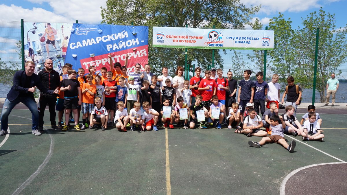 Районные соревнования #ЛетоСФутбольнымМячом завершены. Глава района <a href="/rradyukov/">Роман Радюков</a>, директор <a href="/gym3sam_ru/">МБОУ Гимназия №3 г.о. Самара</a> Светлана Ильина и региональный координатор фед.проекта "Детский Спорт" Роман Балтер наградили участников и победителей. Ребята школы №15 вышли в следующий этап. Поздравляем!