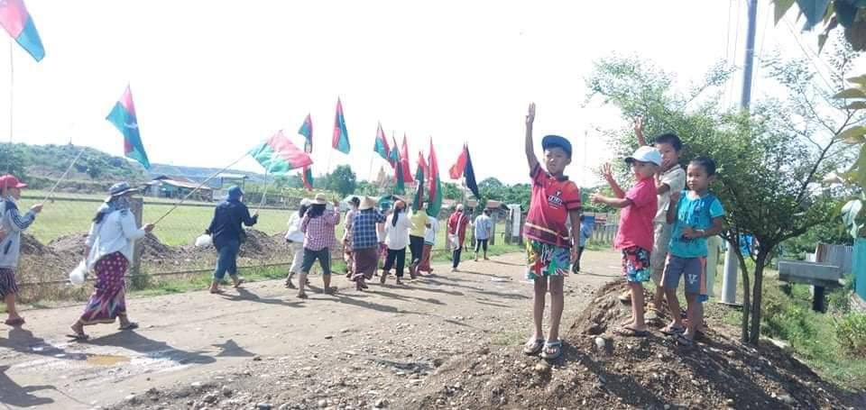 IDB009's tweet photo. People from LoneKhin, Hopakant township came out to the streets and held a rally in defiance of military regime this morning.
#June17Coup
#MilkTeaAlliance 
#WhatsHappeningInMyanmar https://t.co/13GI1PqGRC
