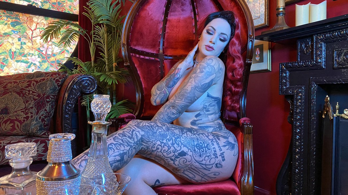 CervenaFox's tweet photo. 30% off my onlyfans right now - https://t.co/jpCKZnq8Bu new strip tease set up now with lots of new topless photos!!!! 💥❤️💥 https://t.co/9vGFJuyNq6