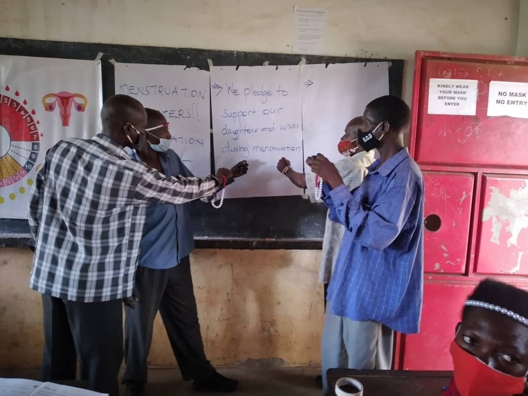daysforgirlsUG's tweet photo. IT'S A #TBThursday
Parents and students undergoing reproductive health training during the 28th May 2021 Menstrual Hygiene Day celebrations in Jinja. #MenWhoKnow
#WearYourMask #Sanitize #WashHands
#MenstrualHygiene #DfGProduct
#daysforgirls #shecandoit #EveryGirlEveryWherePeriod https://t.co/NEO7QwSm3R