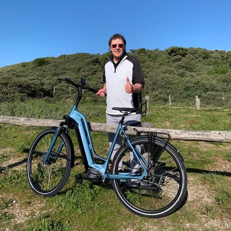 MulticycleNL's tweet photo. Tijdens de uitzending van Business Class probeerde Willem van Hanegem een e-bike van Multicycle. Willem was zo enthousiast dat hij besloot om vanaf nu te gaan fietsen op een Multicycle. Afgelopen weekend maakte hij één van zijn eerste toertochten langs de Nederlandse kust. https://t.co/BAdRPGKNpB