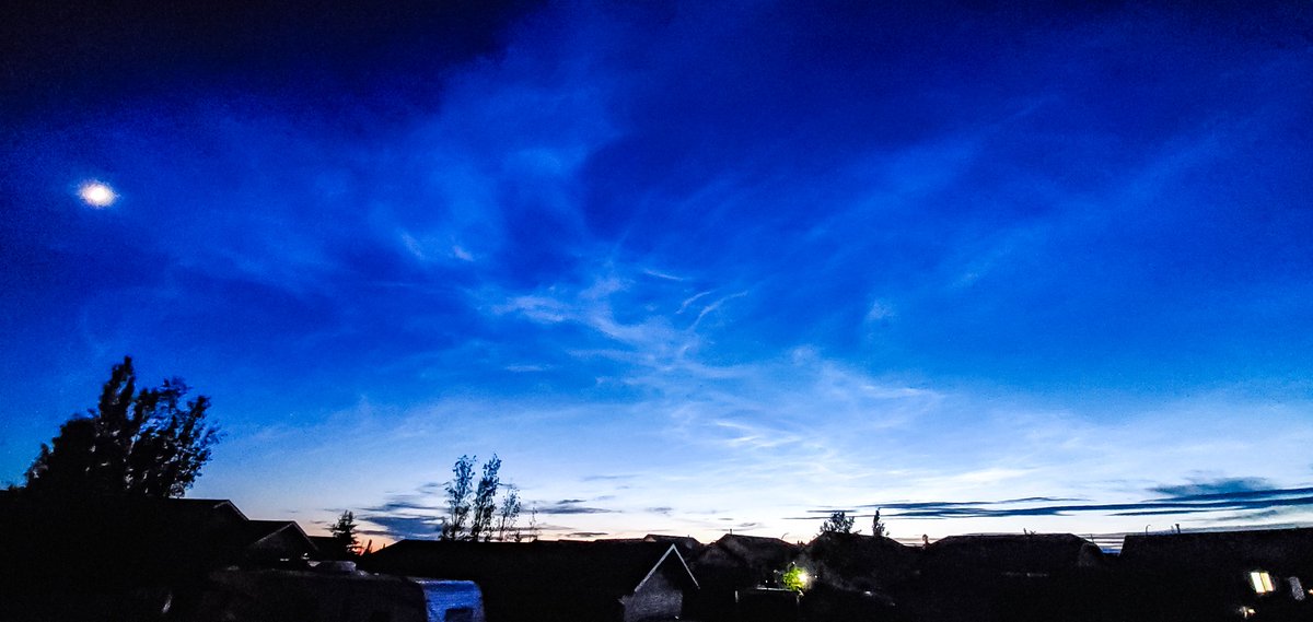 main_artery's tweet photo. Noctilucent clouds out in full glory! So fortunate to see these.❤ #noctilucentclouds #clouds #upperatmosphere #icecrystals #alberta #beautiful #weather https://t.co/j5kIb0er0z