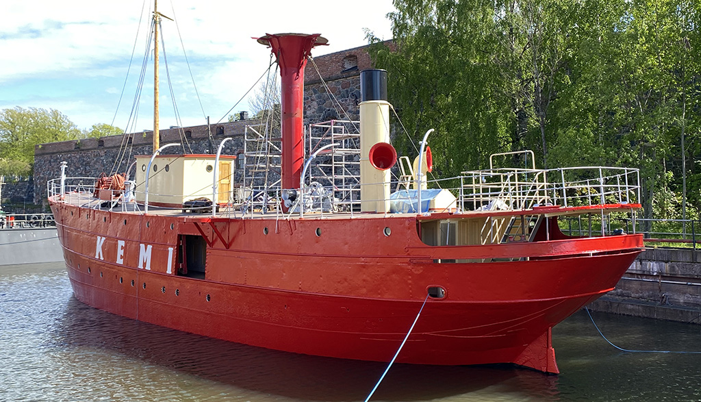 Vaikka työtä on vielä paljon, on majakkalaiva Kemin runko nyt kunnostettu ja telakointiin liittyviä töitä viimeistellään Suomenlinnassa. Siksi siis tähän väliin hurraa-huuto! Mikä Kemi? Lue tästä: museovirasto.kuvat.fi/kuvat/Teemakok… Kuva: Arkkitehtitoimisto Livady. #majakkalaivaKemi