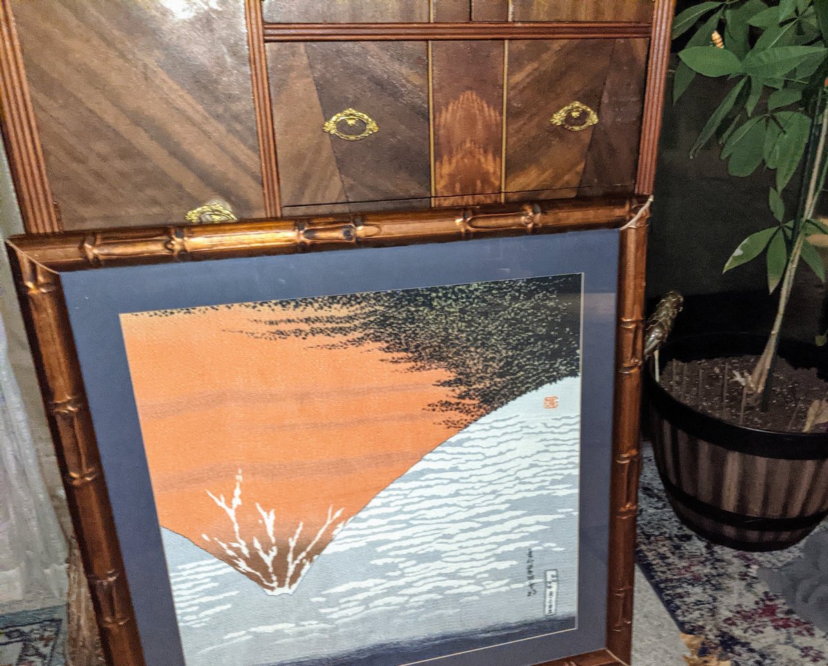 losfluffies's tweet photo. My vintage 3'x3' #MtFugi painting fell off the 8' nail she was hanging on. Until she gets fixed, she's upside down and looks like a #sunset on white #quartz. 
Beauty comes from every angle. https://t.co/KX7mFH8RpX