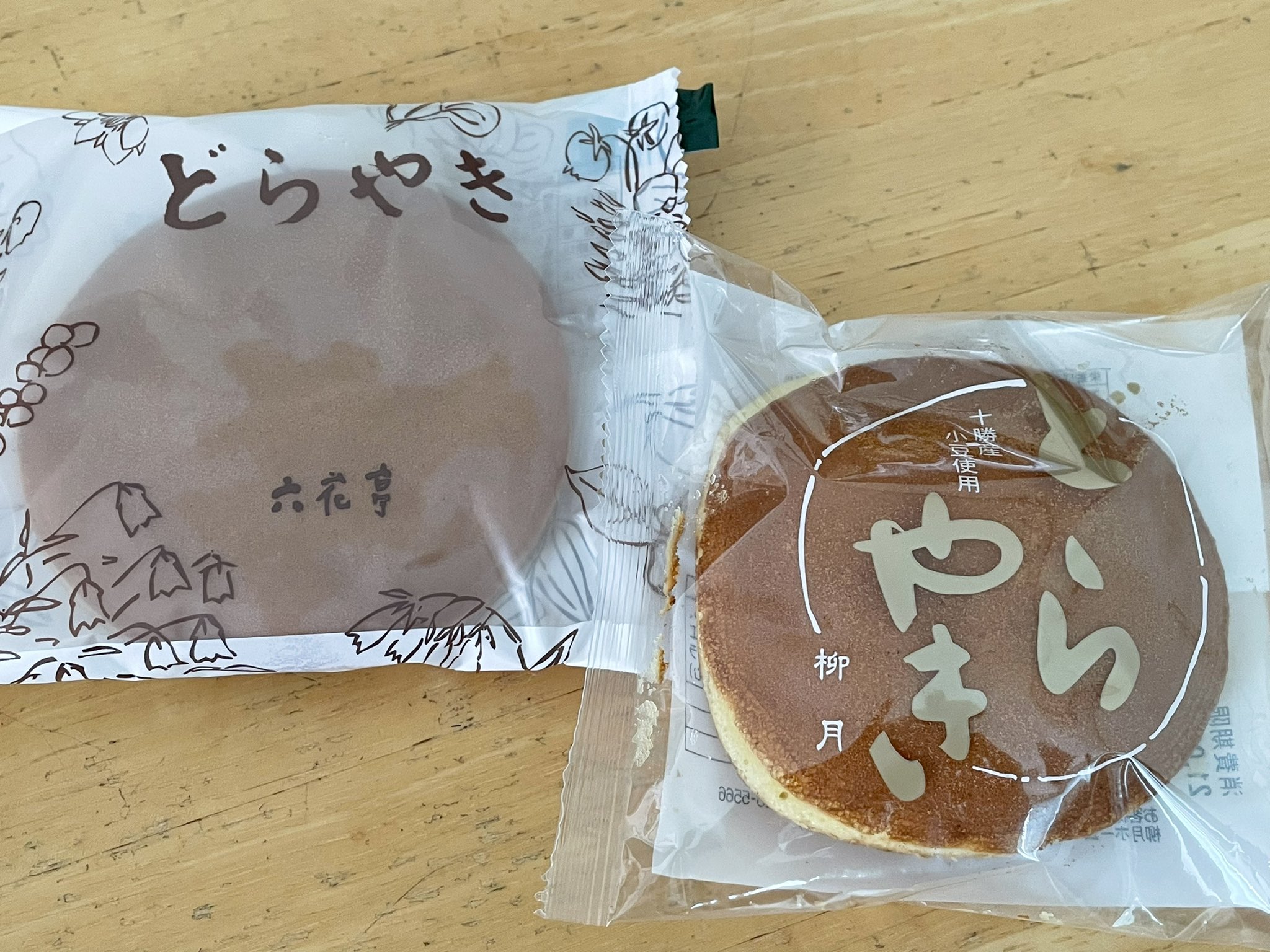 ロプロス 映画 あん を見てどら焼きを食べたくなったので 十勝が誇る二大菓子メーカー 六花亭 と 柳月 で買ってきて食べ比べ 六花亭のほうが大きめで柳月のほうは厚め どちらもスタンダードな美味しさだけど 六花亭のほうがあっさりして上品な感じ