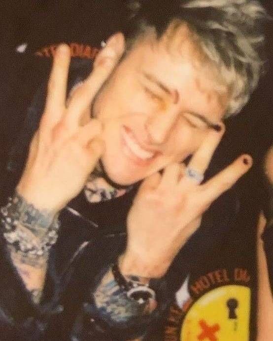 moteldiablo's tweet image. retweet if machine gun kelly is your comfort person.