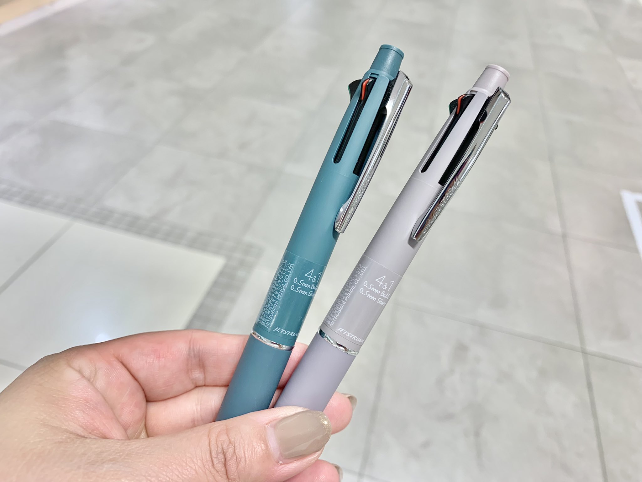 Twitter 上的 東急ハンズ梅田店 なめらかな書き味がクセになるボールペン ジェットストリーム から数量限定 くすみカラー が新登場 何色とも言いがたい最近トレンドの曖昧な色合いがオトナ女子の心をくすぐります 単色 税込165円 3色 税込440円 多機能ペン 税込