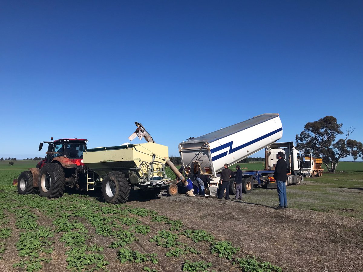 Filling up for another lap at the Tambellup Community crop today...
CASE IH Magnum 280 AFS Connect CVT Tractor
Roesner PTY LTD 912T i4m Marshall Multispread 
Urea 120kg/Ha at 36m swath on Canola

#Tambellup #FarmersCentre78 #FarmingWA #CommunityCrop