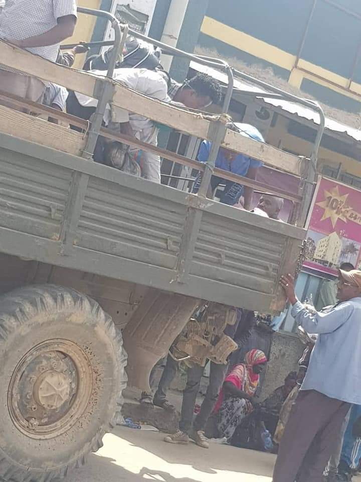 These are Tigray soldiers among the Ethiopian defence forces who were imprisoned in Jigjiga from the start of Tigray war and still in custody but brought today to show off the people pretending that they are taking salary from bank.
#TigrayEthnicCleasing #TigrayGenocide