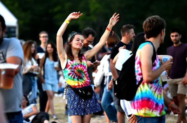 Au festival Ecaussystème, près de Brive, le public pourra assister debout aux concerts lamontagne.fr/gignac-46600/l…