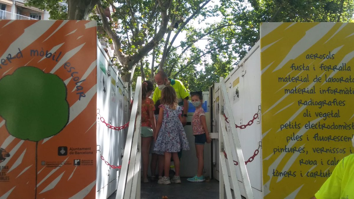 ecolelesseps's tweet photo. Les CPB sont allés voir le point vert mobile. @bcn_ajuntament @ecolelesseps @aefeinfo https://t.co/VIOBr9luKx