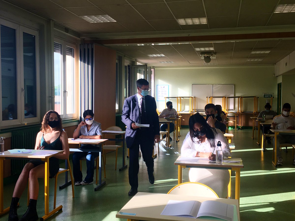academielyon's tweet photo. Début des épreuves du baccalauréat général ce matin avec l’épreuve de philosophie ! Le recteur @DugripOlivier s’est rendu au lycée Juliette Recamier (Lyon 2) pour la distribution des copies. Bon courage à tous ! 👨🏻‍🎓👩🏻‍🎓 @education_gouv https://t.co/bwULQmtmEG