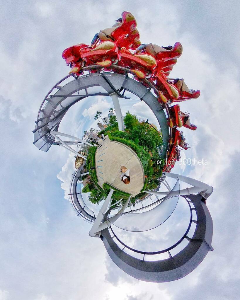 _lori_360_'s tweet photo. Rolling rolling!🎢🌀
#theta  #ricohtheta  #theta360 #360degrees #tinyplanet 
#thetaのある生活 #USJ https://t.co/cvdPKbRGKP https://t.co/9Mk11jP47H
