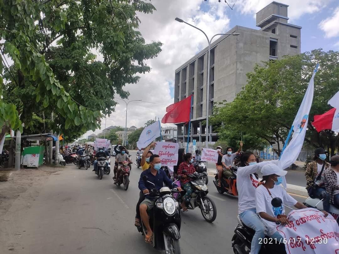 poed_pd's tweet photo. 17.6.2021 Mandalay Engineers Group marched on the streets demanding for the immediate fall of military dictatorship despite tight security.

#June17Coup #WhatsHappeningInMyanmar https://t.co/JiqAKrLfnj