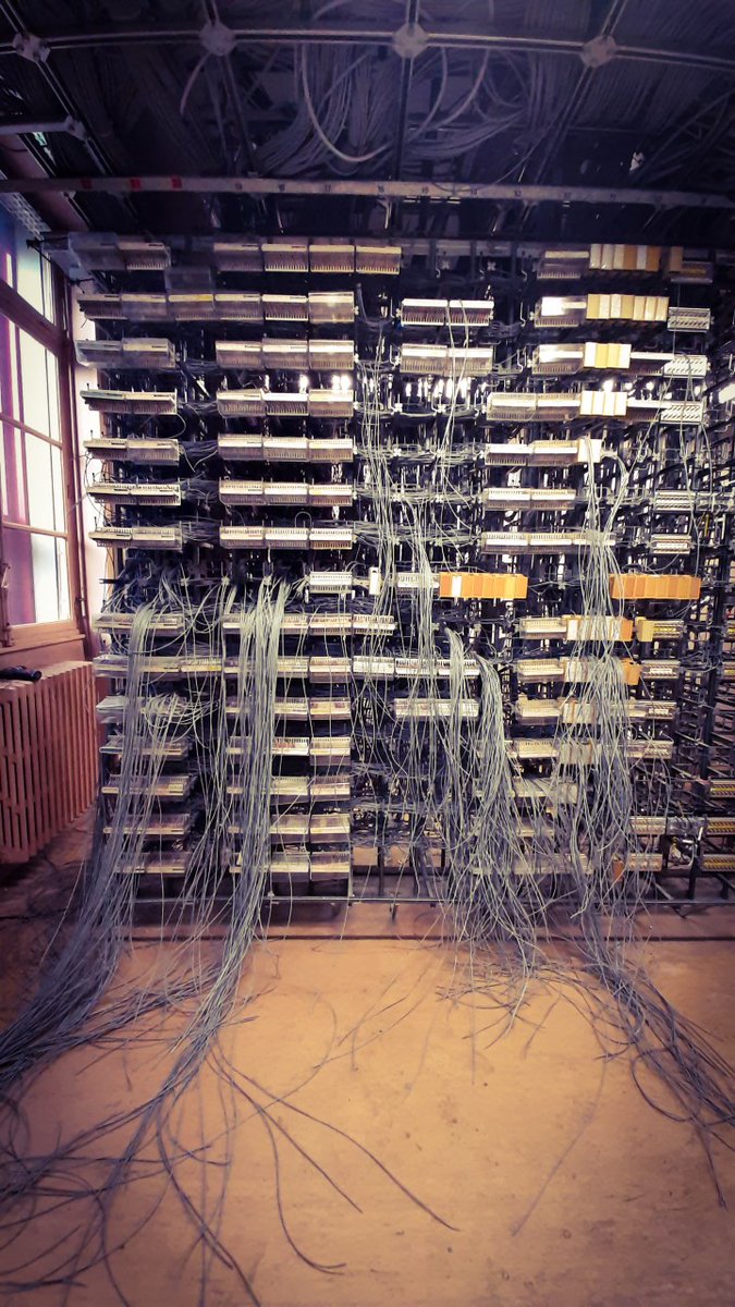 OrangeAuRA's tweet photo. Au cœur des bâtiments d’Orange, chefs de projets et techniciens ciblent les équipements à mettre à l’arrêt, puis les démontent minutieusement ainsi que les périphériques 👷‍♀️ 👷‍♂️ 🔨 🔧 🧰 https://t.co/Qz8tQWBDJy
