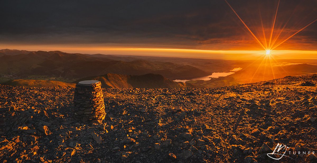 A sensational sunset from Skiddaw summit yesterday evening 📷🔥🌥️

#Skiddaw #LakeDistrict #Sunset #Landscape #Cumbria #BassenthwaiteLake #Mountain #LakeDistrictNationalPark #TheLakeDistrict #LandscapePhotography #FromLakelandWithLove #TheCumbriaGuide