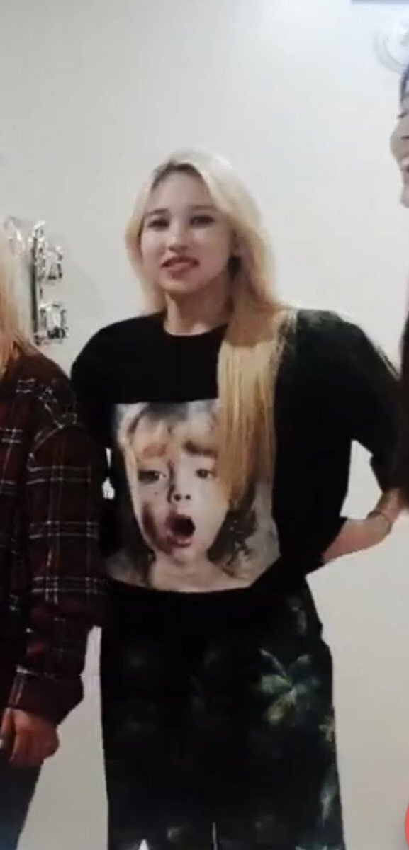 Bp5cwlWcTGWiFBX's tweet photo. ミナちゃんとマユカちゃんが着てたビックリ顔の女の子が可愛いTシャツ😊
#ADVL #TWICE #MINA #ミナ #NiziU #MAYUKA #マユカ https://t.co/JHdPotL17E