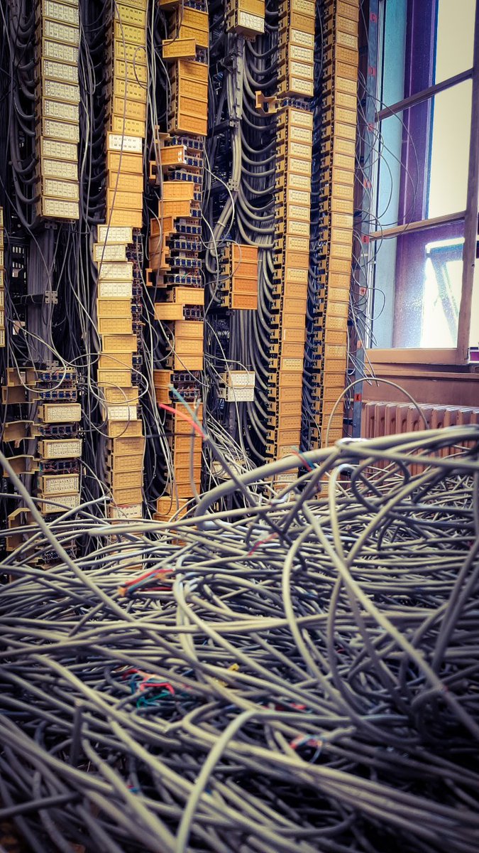 OrangeAuRA's tweet photo. Au cœur des bâtiments d’Orange, chefs de projets et techniciens ciblent les équipements à mettre à l’arrêt, puis les démontent minutieusement ainsi que les périphériques 👷‍♀️ 👷‍♂️ 🔨 🔧 🧰 https://t.co/Qz8tQWBDJy