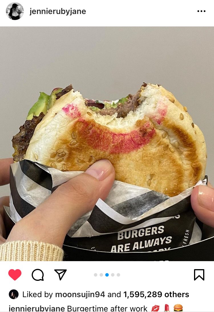 yangperc30's tweet photo. I have never seen a lipstick stain on a burger before https://t.co/aJsxY0ZQWR