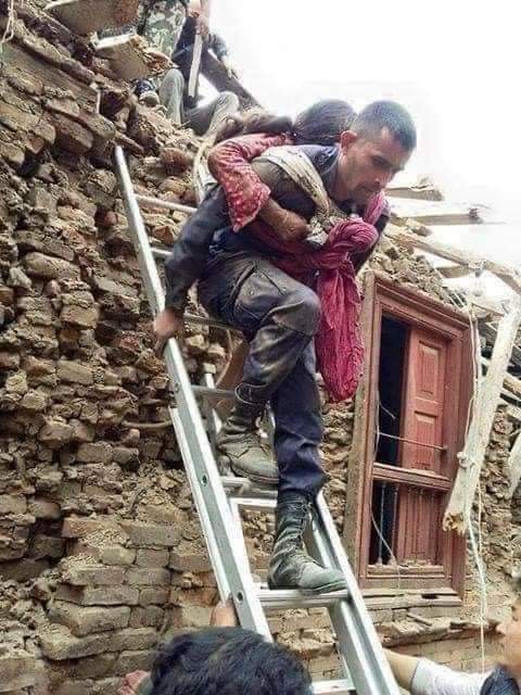 यस्ता प्रहरीको हिसाबकिताब हुन आवस्यक छ ।  आफ्नो ज्यानलाई जोखिममा राखेर पीडितको ज्यान बचाउन सफल प्रहरीलाई सबैले सम्मान गरौँ ।